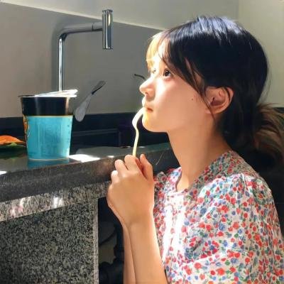 夜晚的水母不会游泳